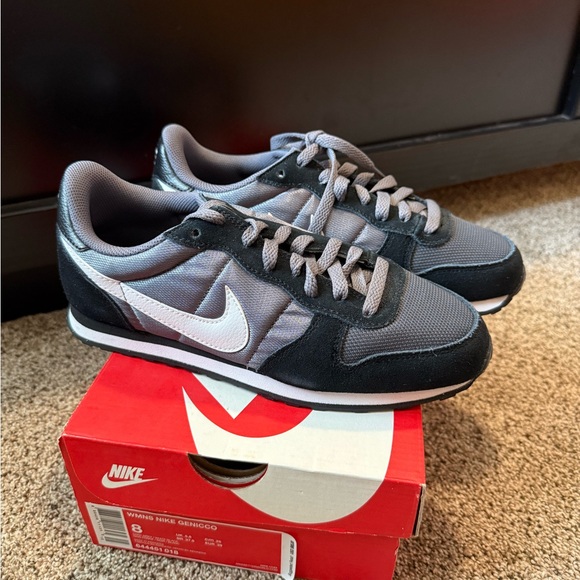 Nike Women's Genicco Sneakers New - Picture 3 of 9